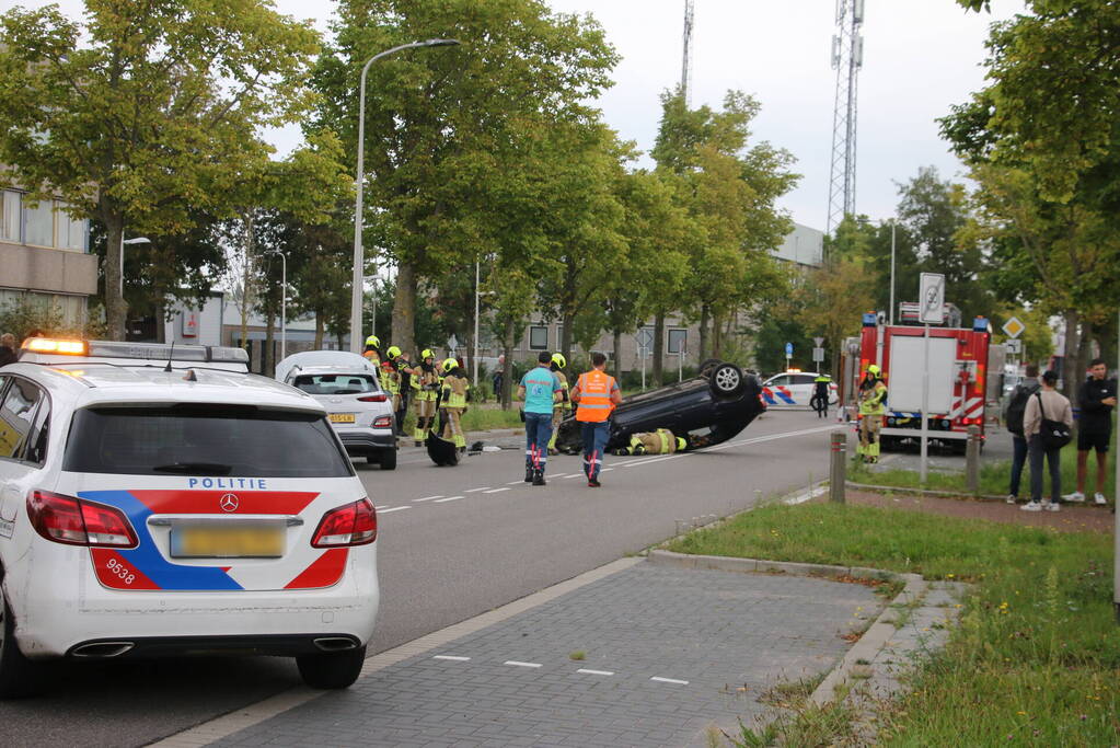 Auto belandt op zijn kop bij ongeval