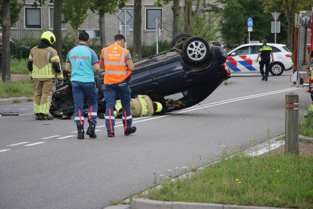 Auto belandt op zijn kop bij ongeval