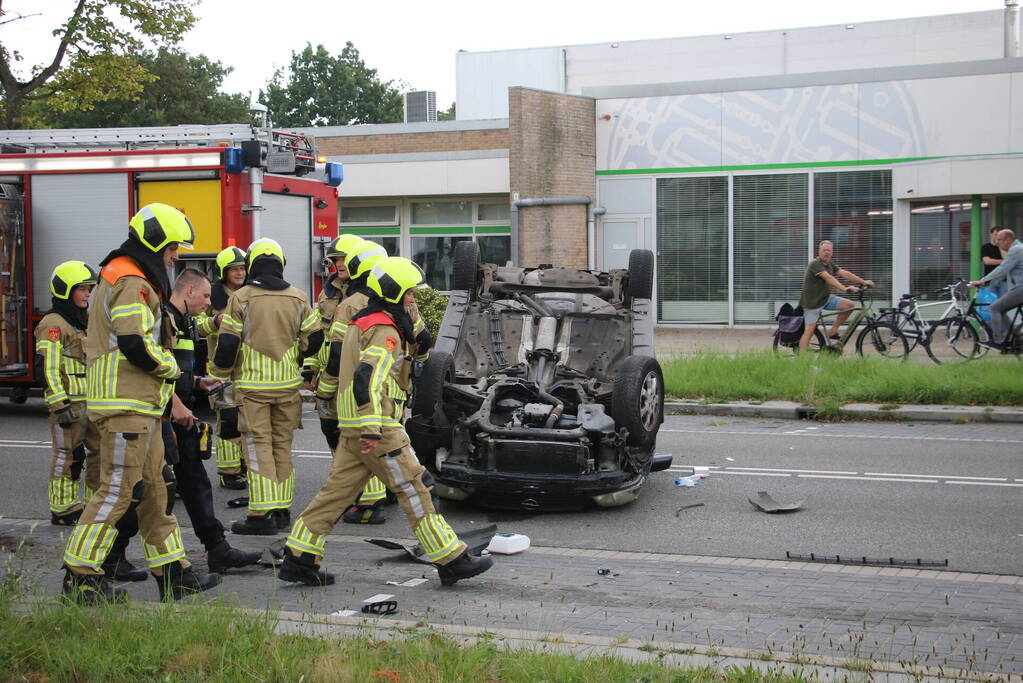 Auto belandt op zijn kop bij ongeval