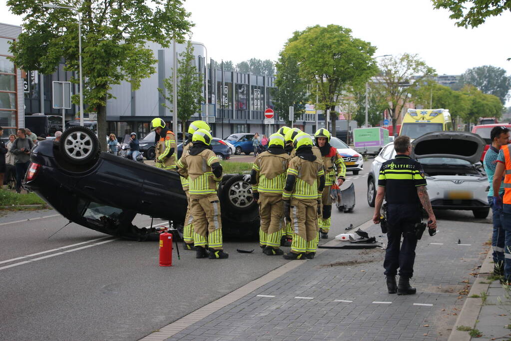 Auto belandt op zijn kop bij ongeval