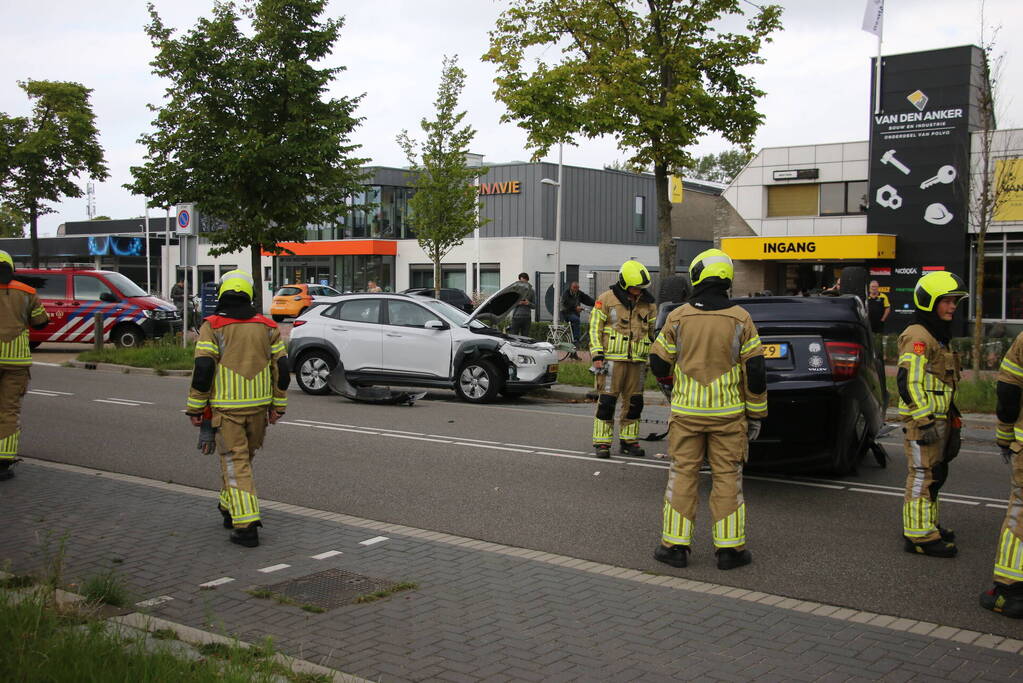 Auto belandt op zijn kop bij ongeval