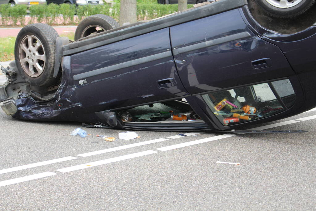 Auto belandt op zijn kop bij ongeval