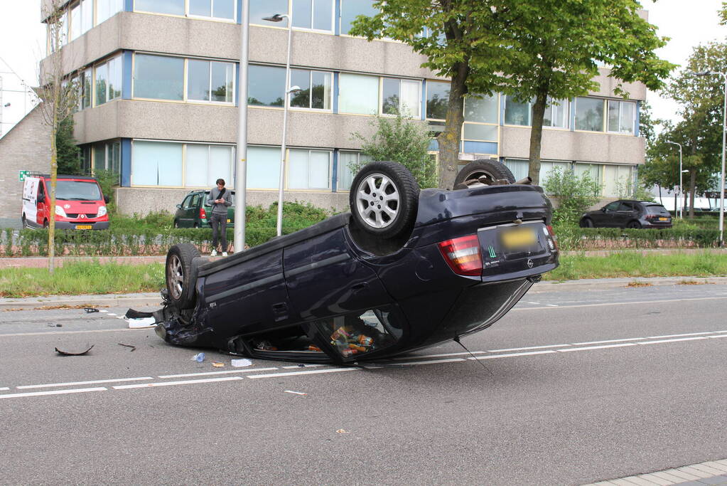 Auto belandt op zijn kop bij ongeval