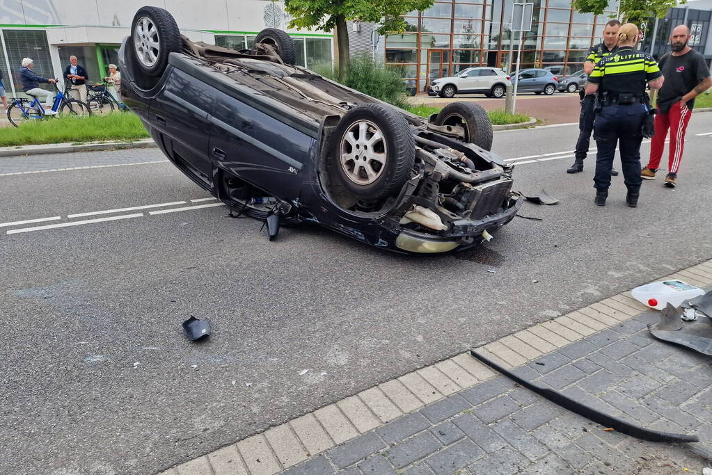 Auto belandt op zijn kop bij ongeval