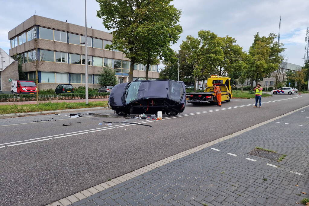 Auto belandt op zijn kop bij ongeval