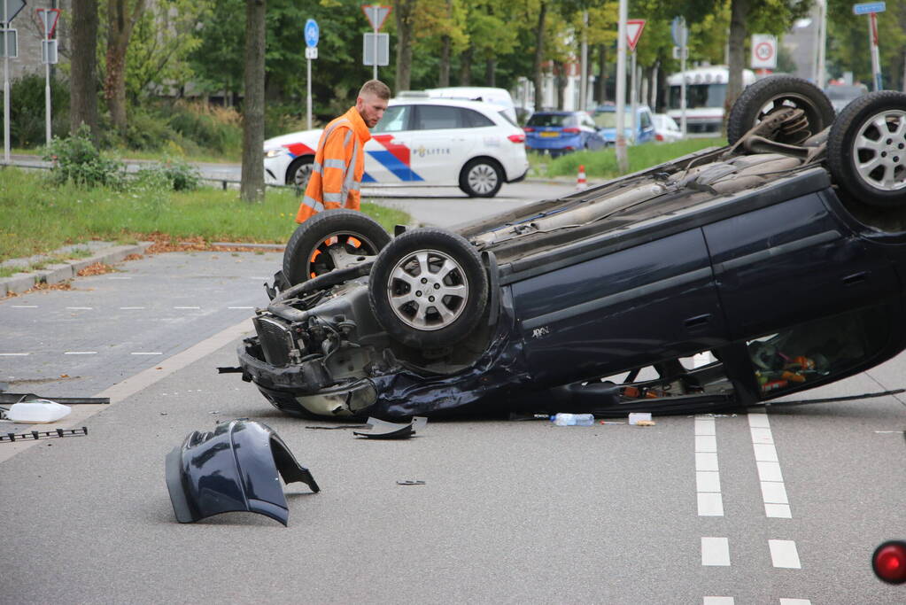 Auto belandt op zijn kop bij ongeval