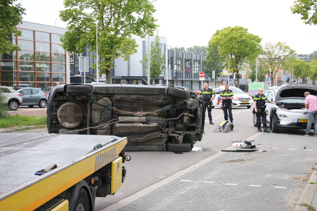 Auto belandt op zijn kop bij ongeval