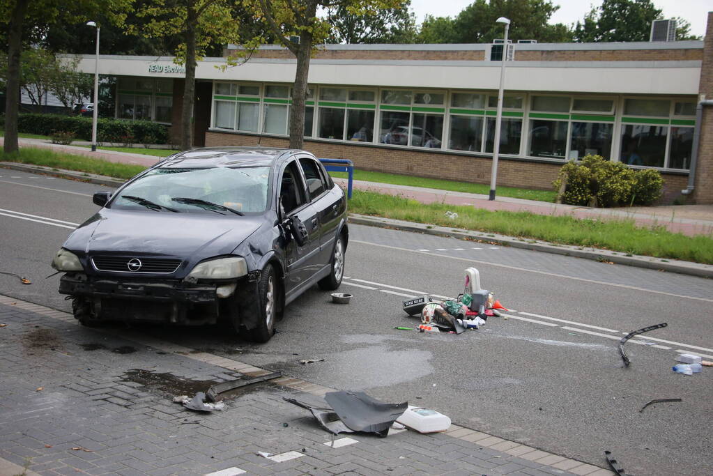 Auto belandt op zijn kop bij ongeval