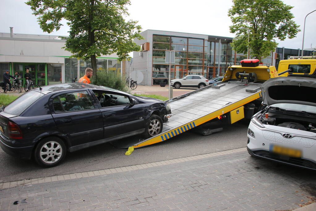 Auto belandt op zijn kop bij ongeval