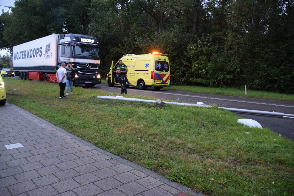 Personenauto crasht tegen hekwerk