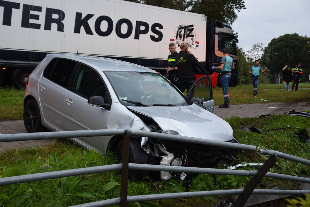 Personenauto crasht tegen hekwerk