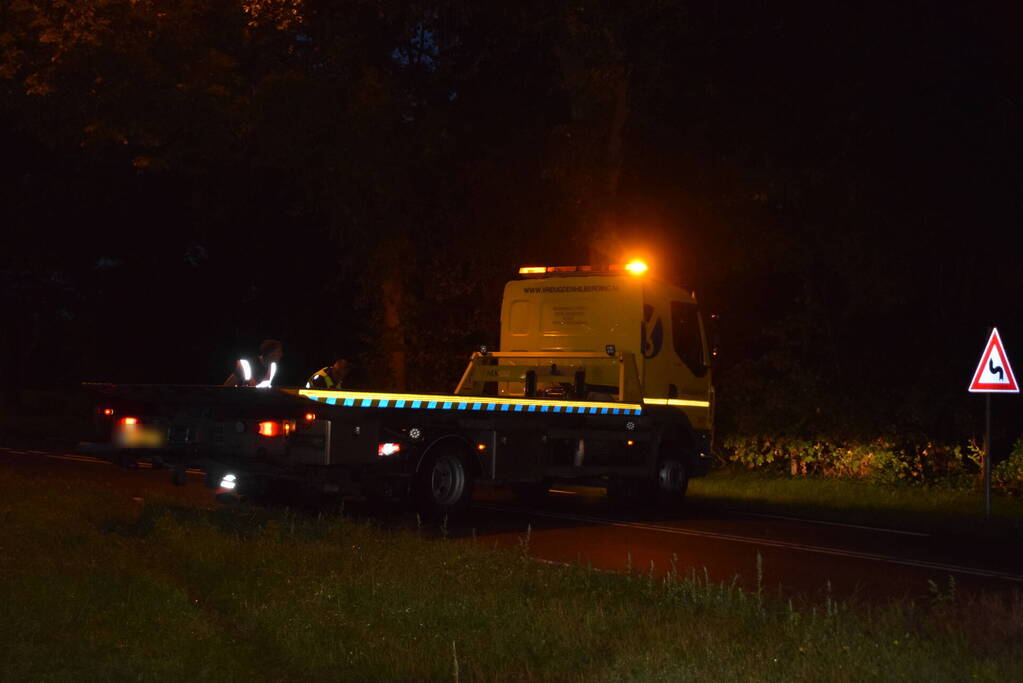 Personenauto crasht tegen hekwerk