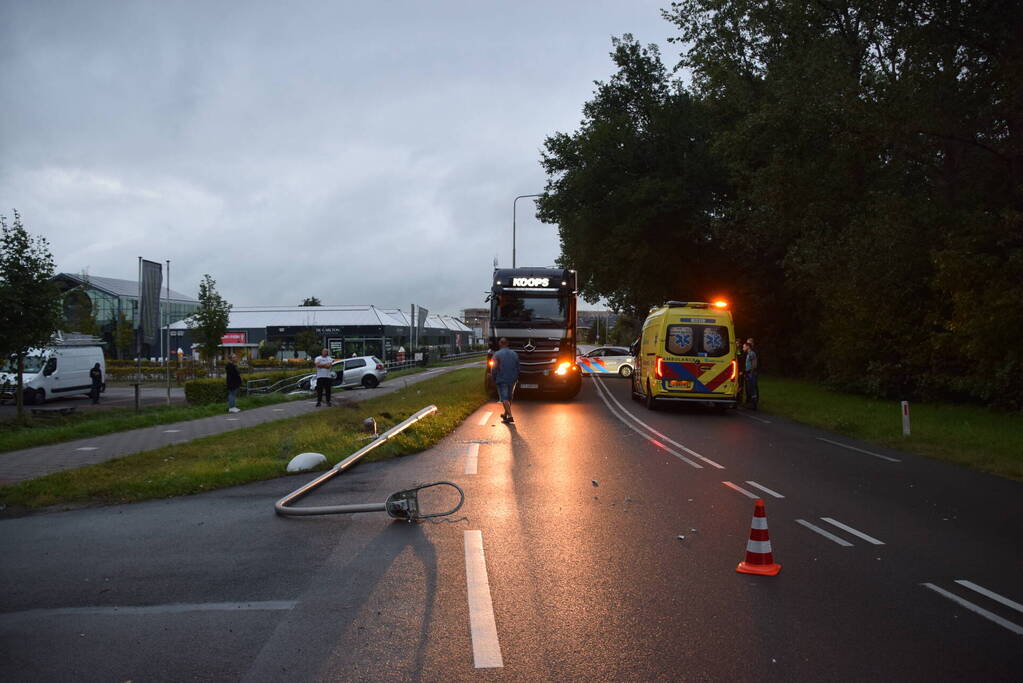 Personenauto crasht tegen hekwerk