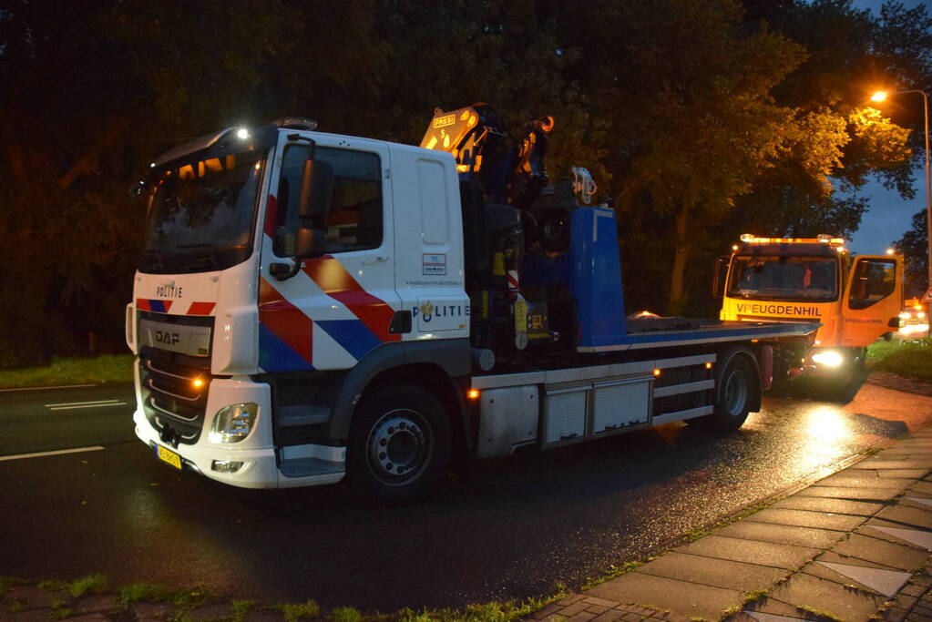 Personenauto crasht tegen hekwerk