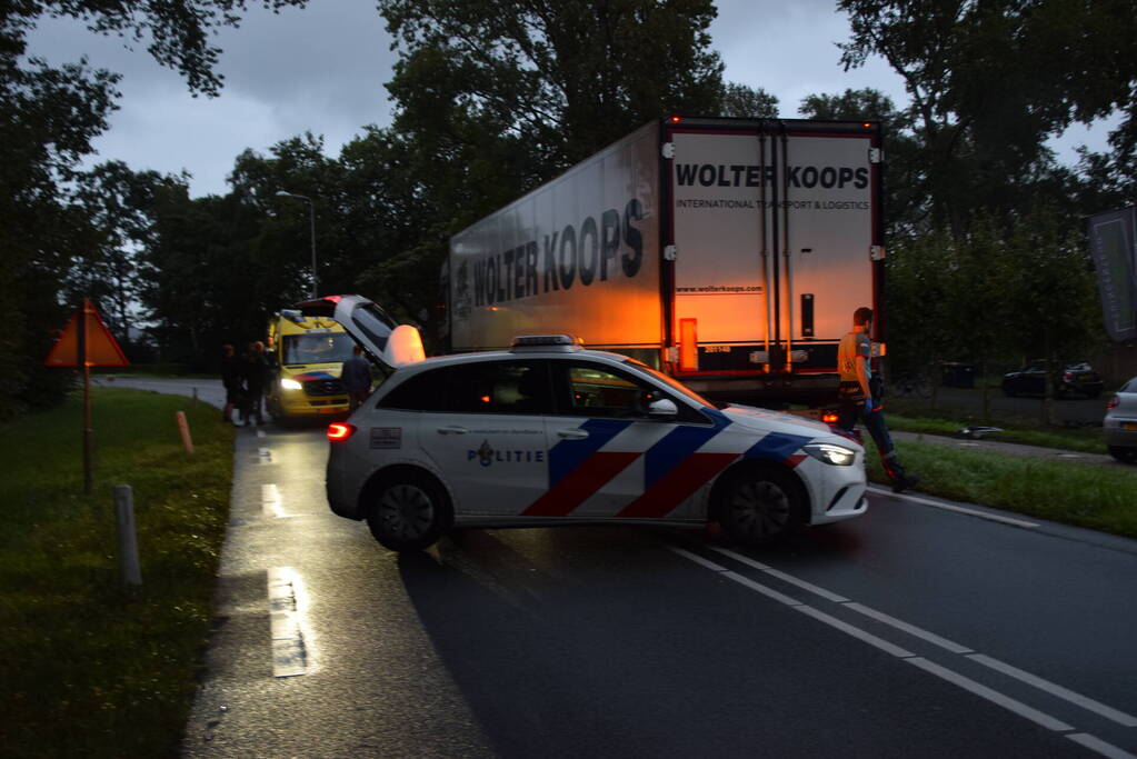 Personenauto crasht tegen hekwerk