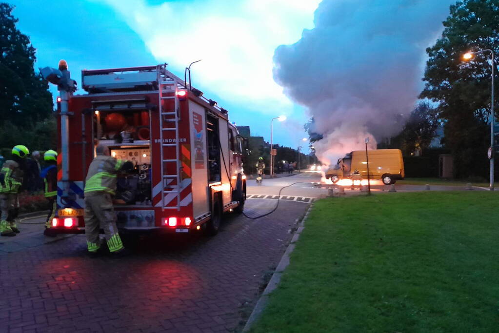 Bestelbus in lichterlaaie