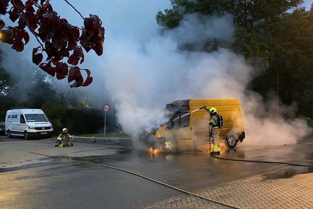 Bestelbus in lichterlaaie