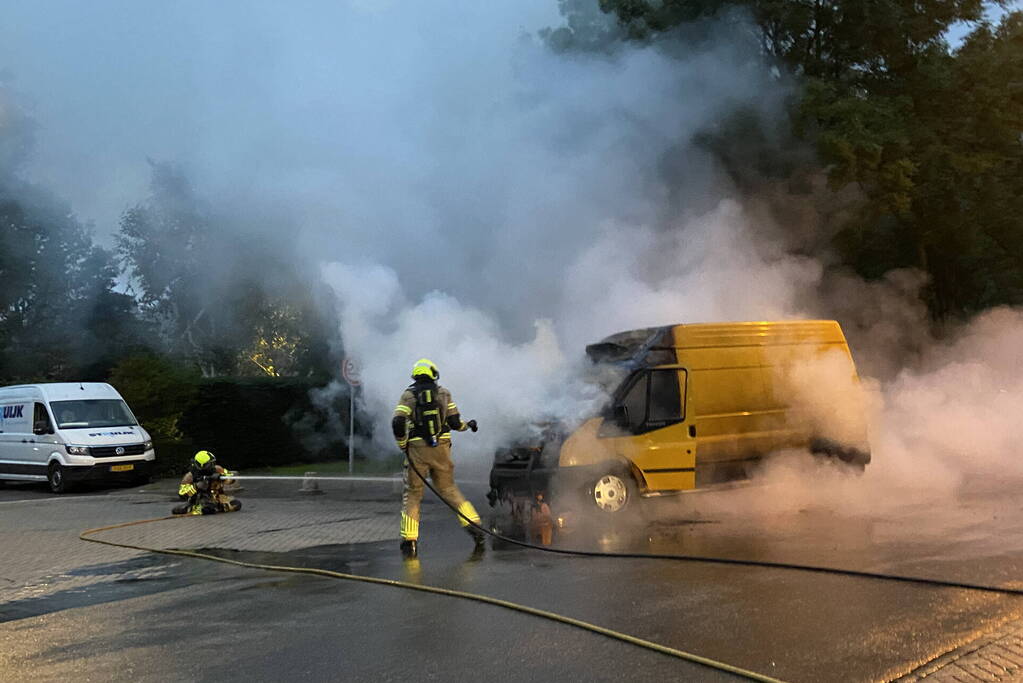 Bestelbus in lichterlaaie