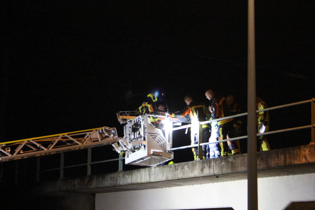 Hulpdiensten halen persoon van viaduct af, geen treinverkeer