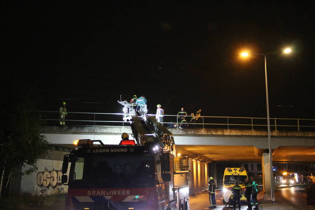 Hulpdiensten halen persoon van viaduct af, geen treinverkeer