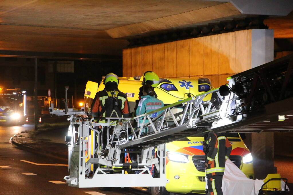 Hulpdiensten halen persoon van viaduct af, geen treinverkeer