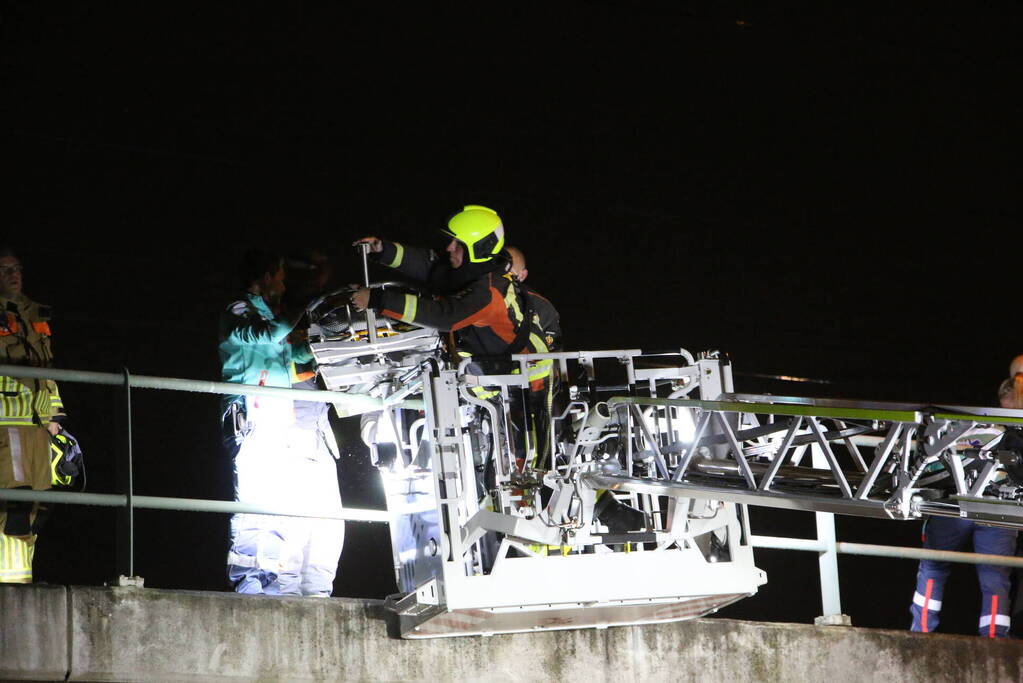 Hulpdiensten halen persoon van viaduct af, geen treinverkeer