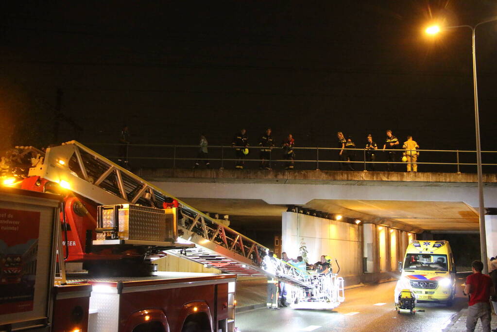 Hulpdiensten halen persoon van viaduct af, geen treinverkeer