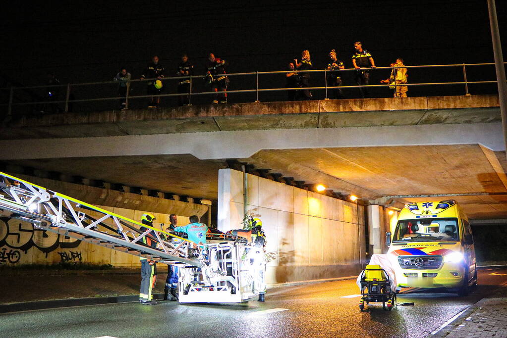 Hulpdiensten halen persoon van viaduct af, geen treinverkeer