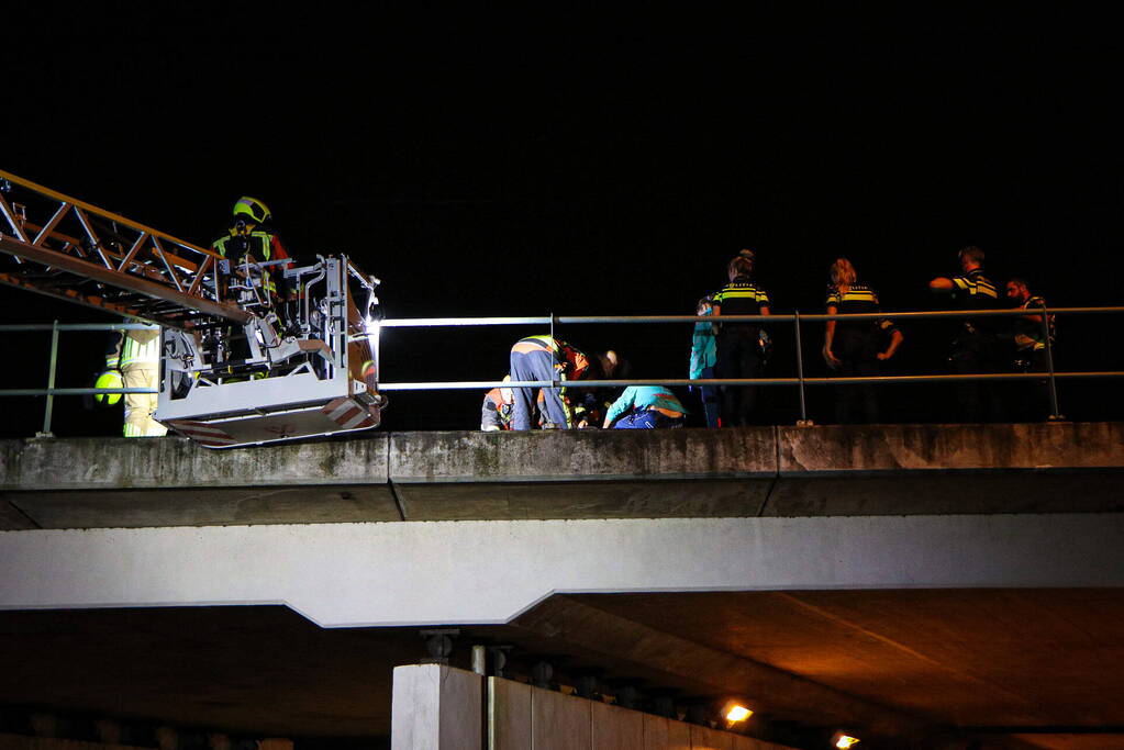 Hulpdiensten halen persoon van viaduct af, geen treinverkeer