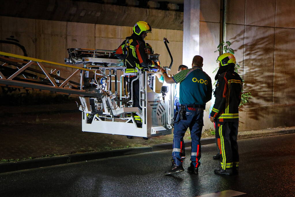 Hulpdiensten halen persoon van viaduct af, geen treinverkeer