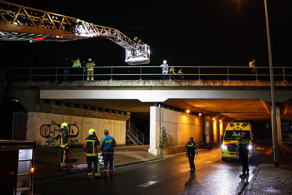 Hulpdiensten halen persoon van viaduct af, geen treinverkeer