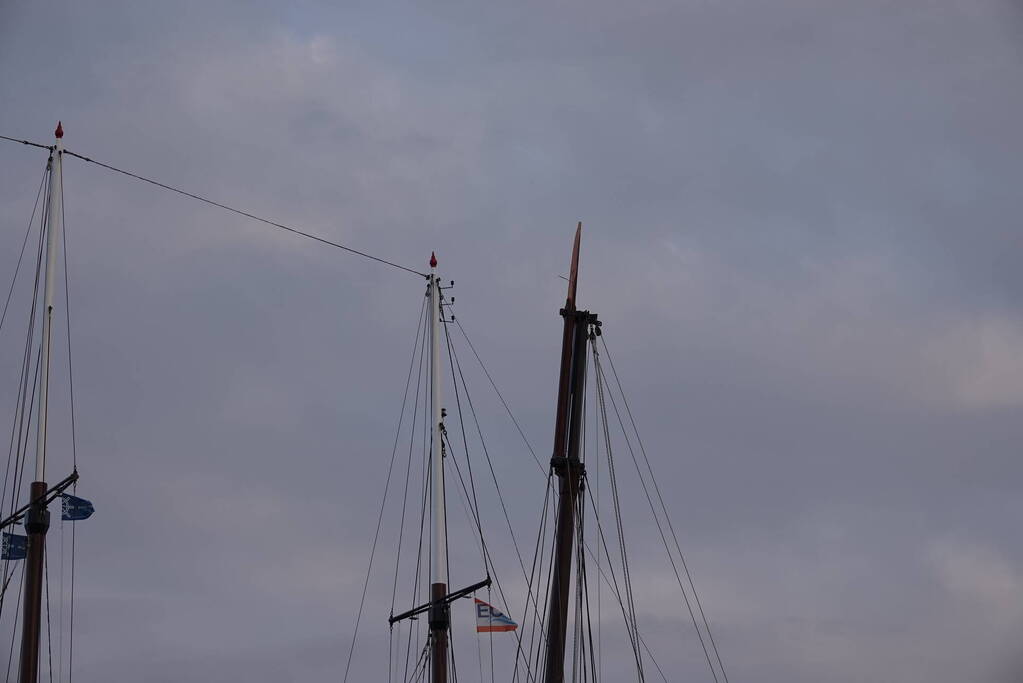 Mast breekt op schip met twintig kinderen