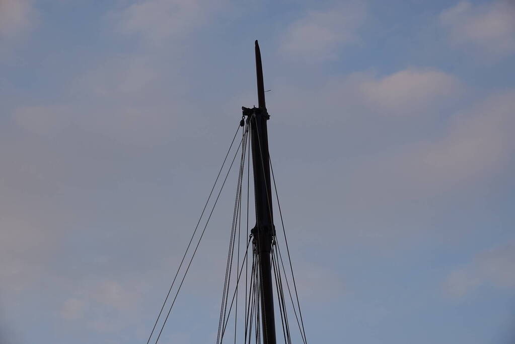 Mast breekt op schip met twintig kinderen