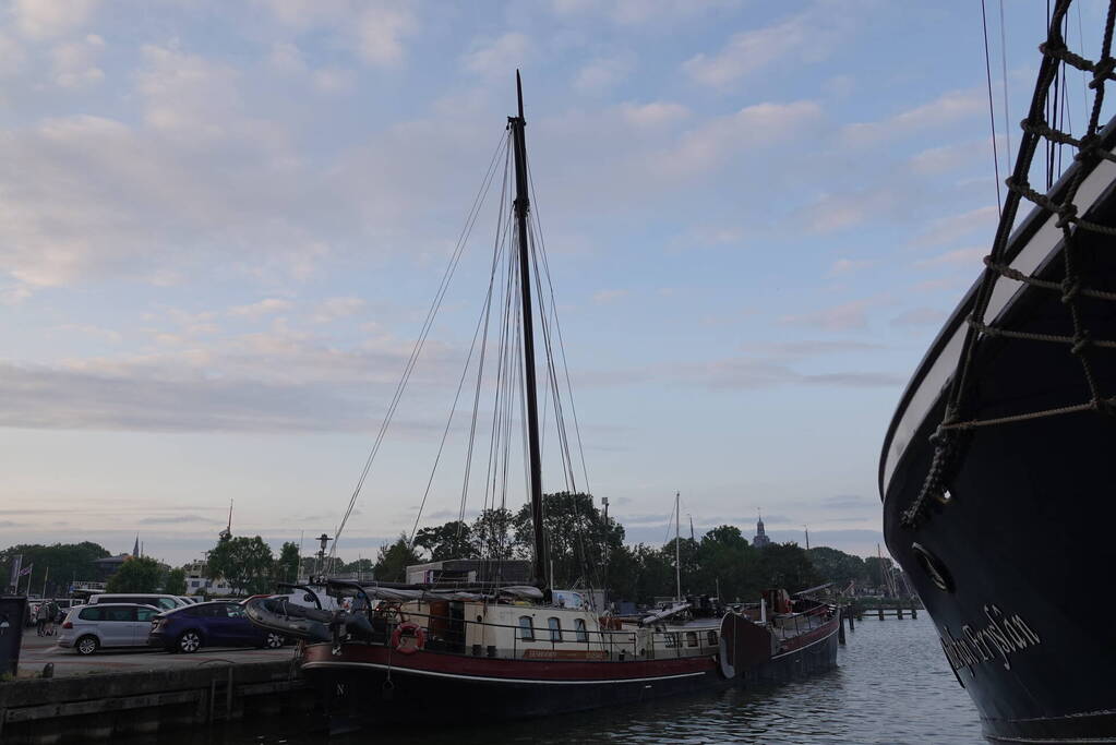 Mast breekt op schip met twintig kinderen