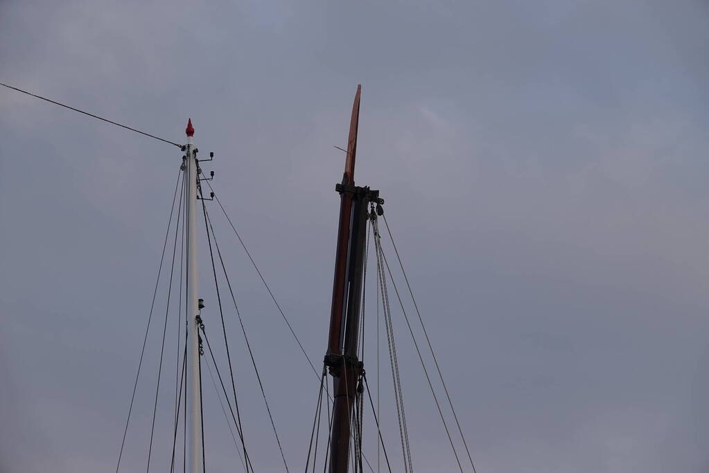 Mast breekt op schip met twintig kinderen