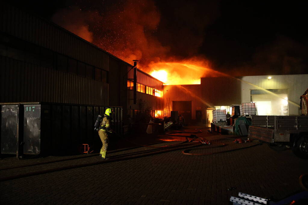 Zeer grote uitslaande brand in bedrijfspand