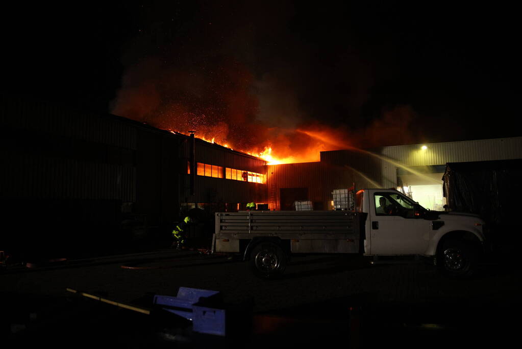 Zeer grote uitslaande brand in bedrijfspand