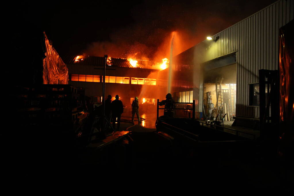 Zeer grote uitslaande brand in bedrijfspand