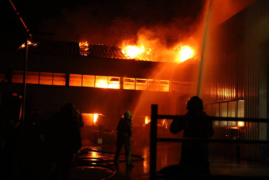 Zeer grote uitslaande brand in bedrijfspand