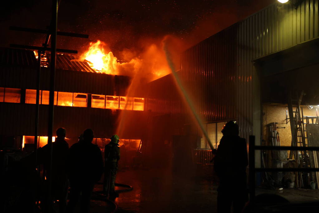 Zeer grote uitslaande brand in bedrijfspand