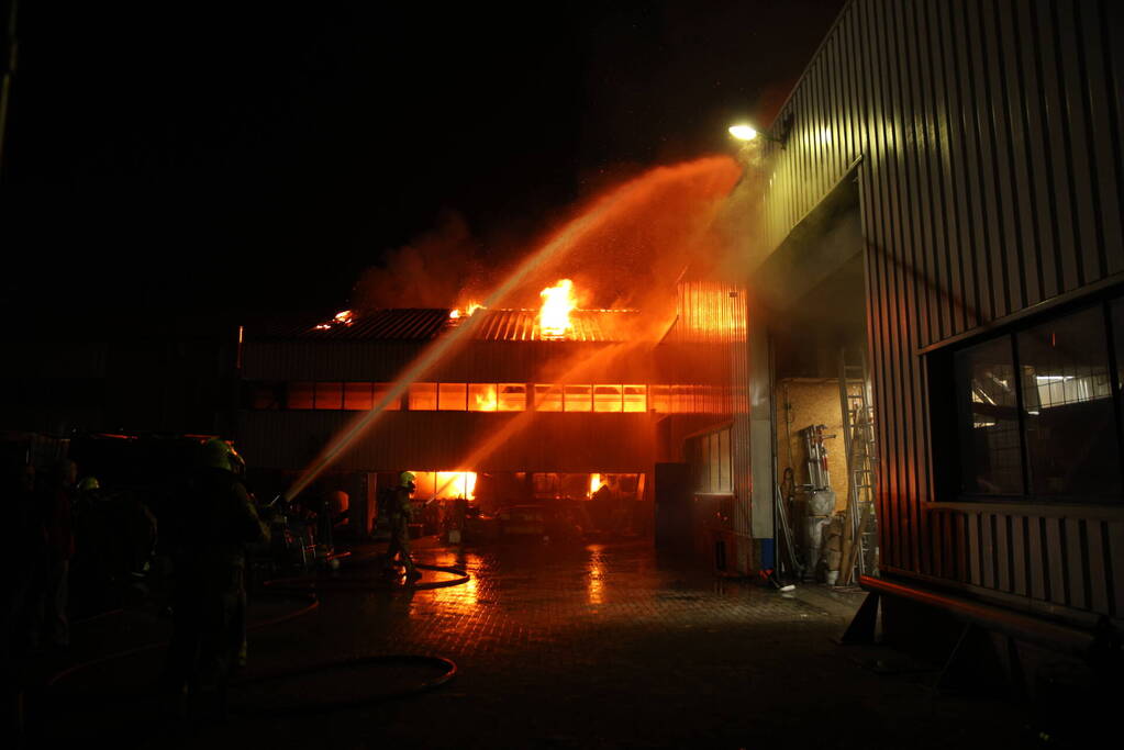 Zeer grote uitslaande brand in bedrijfspand