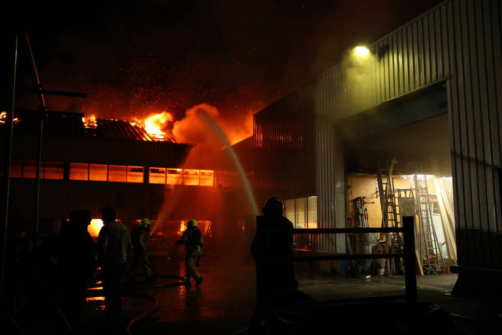 Zeer grote uitslaande brand in bedrijfspand