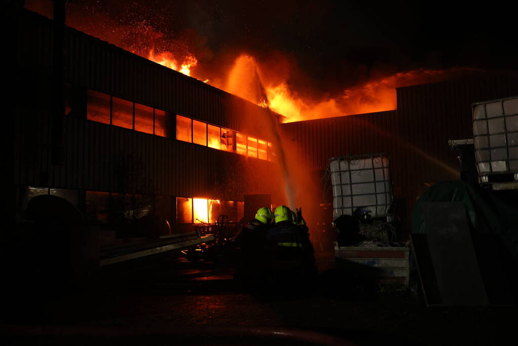 Zeer grote uitslaande brand in bedrijfspand