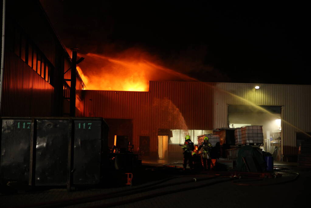 Zeer grote uitslaande brand in bedrijfspand