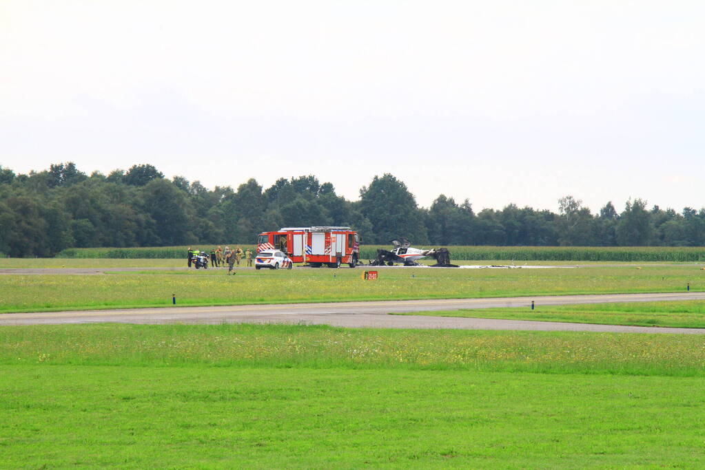 Vliegtuig in brand na crash bij luchthaven