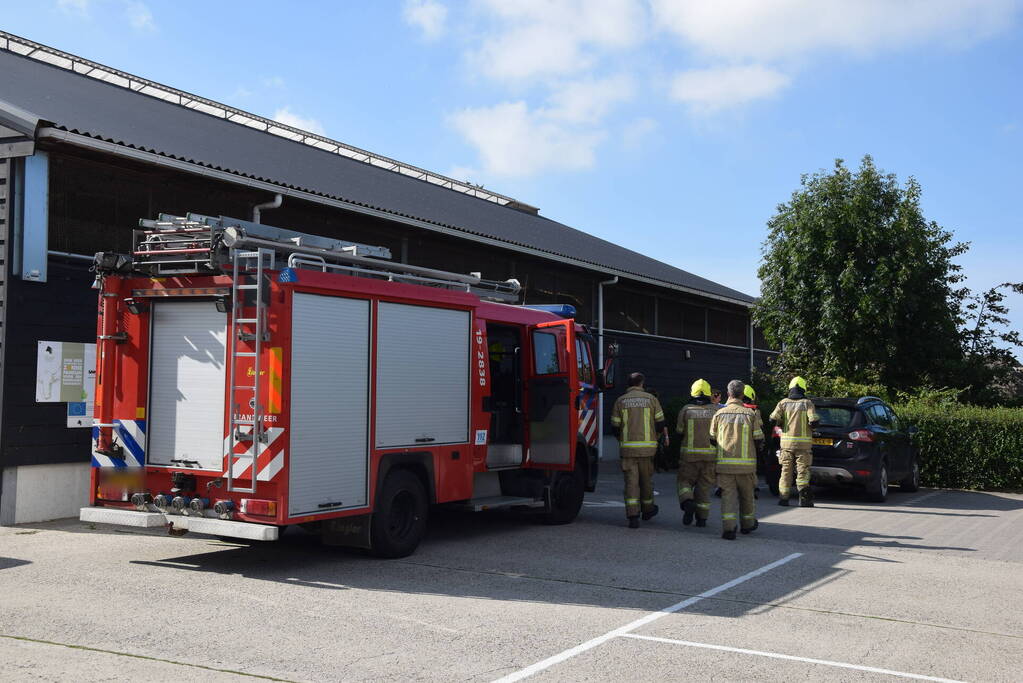 Hond per ongeluk opgesloten in warme auto, brandweer slaat raam in