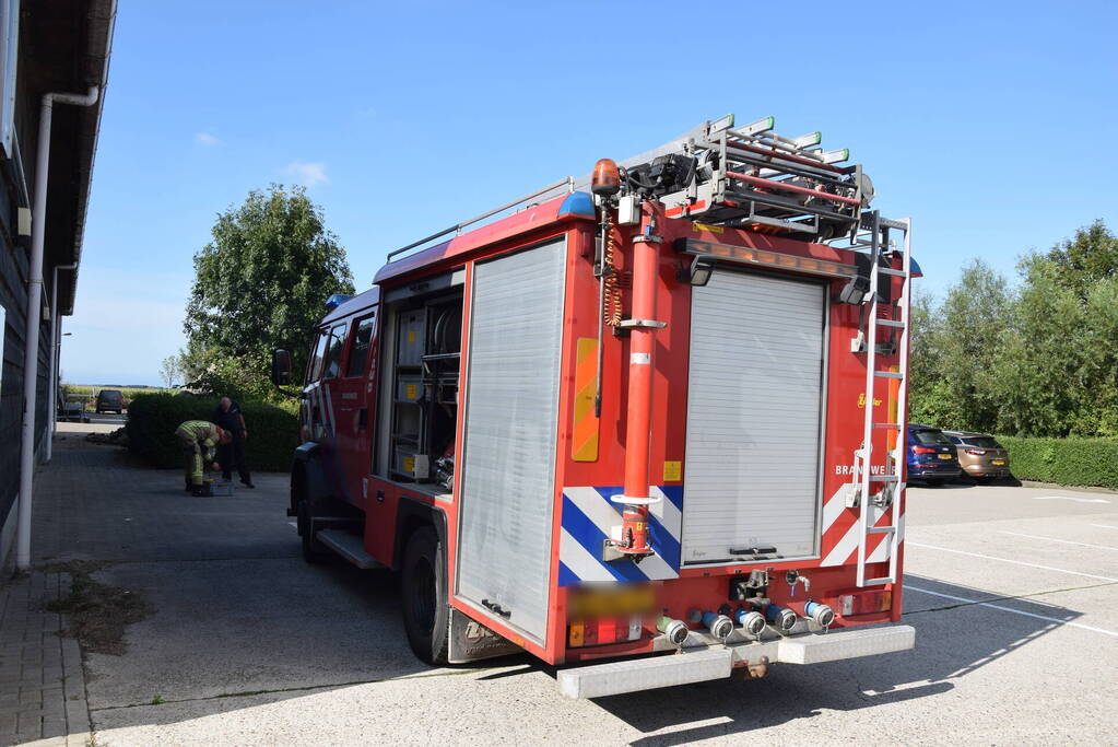 Hond per ongeluk opgesloten in warme auto, brandweer slaat raam in