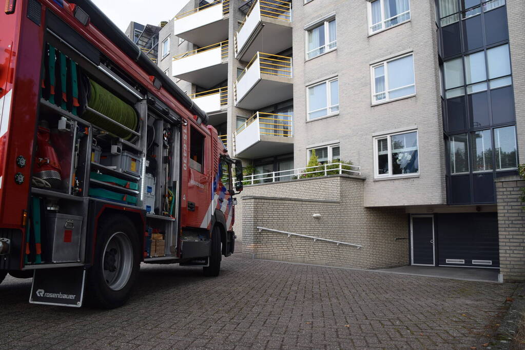 Brandweer controleert parkeergarage vanwege gaslucht