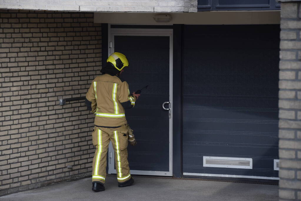 Brandweer controleert parkeergarage vanwege gaslucht