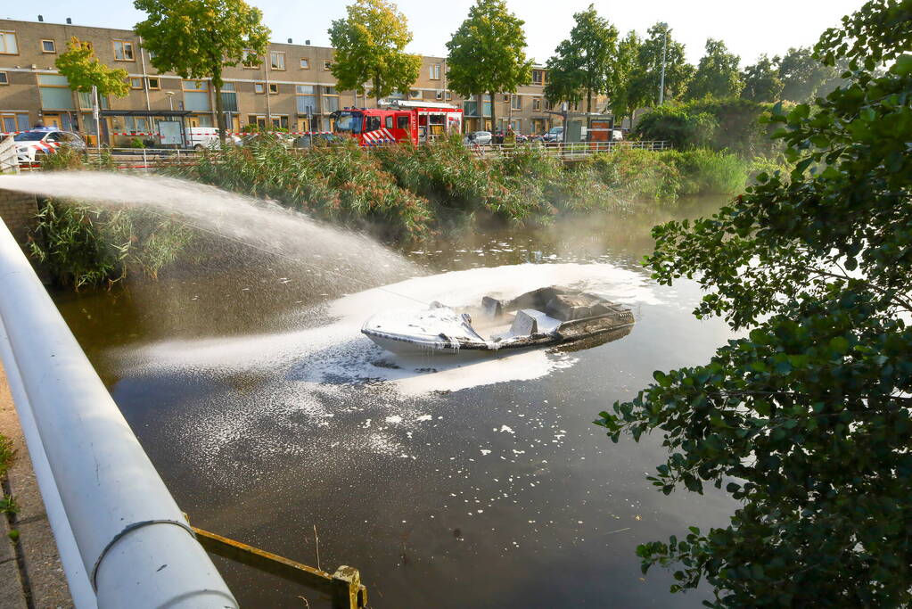 Motorboot volledig uitgebrand na explosie